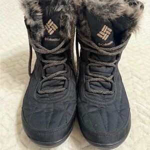 Columbia Black Quilted Boots with Faux Fur